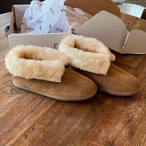 NWT Minnetonka Sheepskin Ankle Boot Slipper